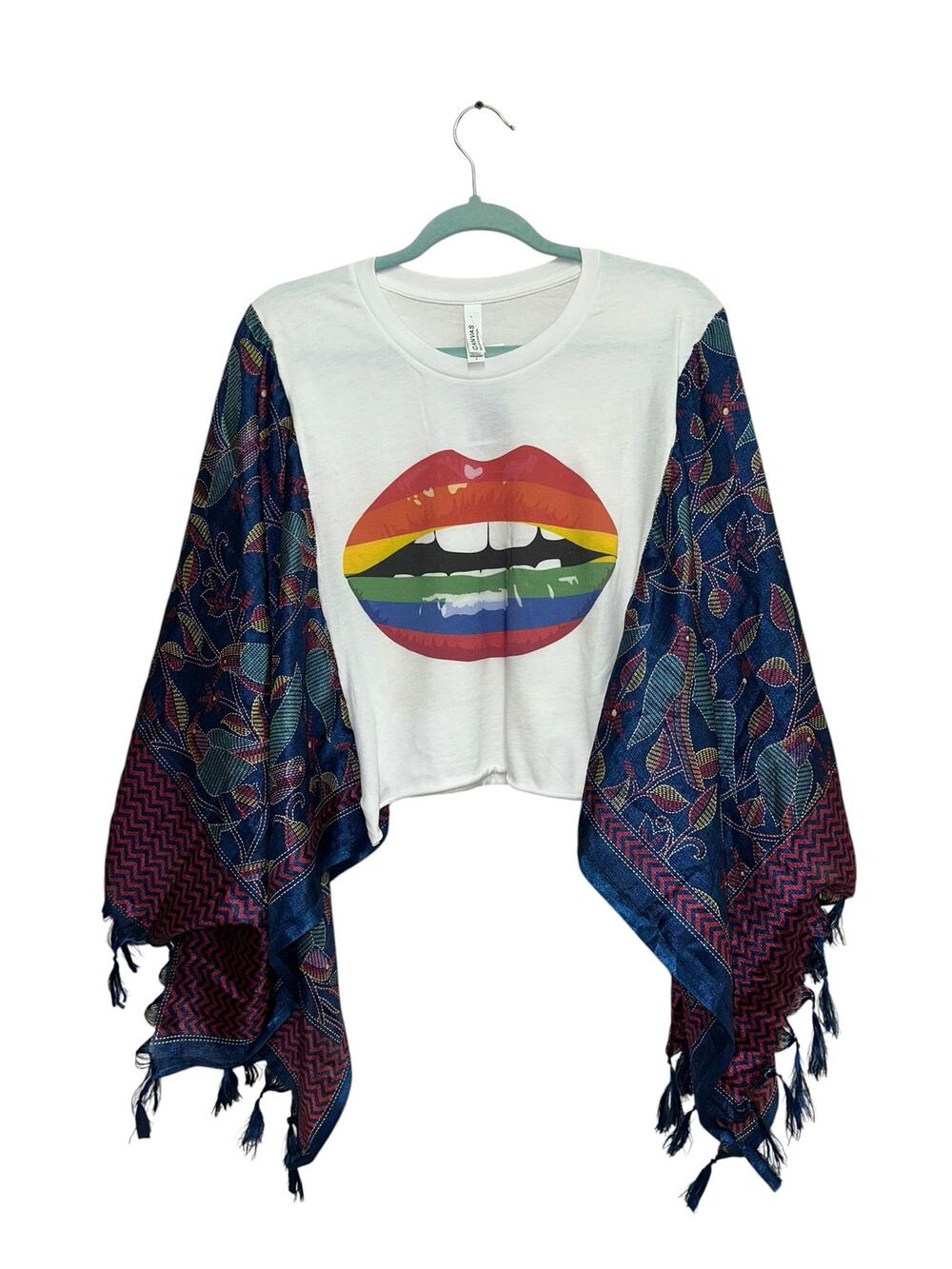 Reworked Rainbow Lips Cropped Graphic Top L Boho Kimono Sleeve Fringe Festival‎